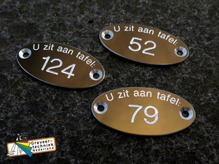 Tafellabels, alu bronskleurig met 2 verzonken gaatjes 